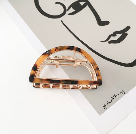 Halvcirkelformad hårklämma i metalliskt acetat