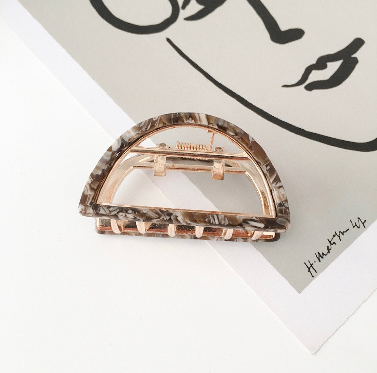 Halvcirkelformad hårklämma i metalliskt acetat