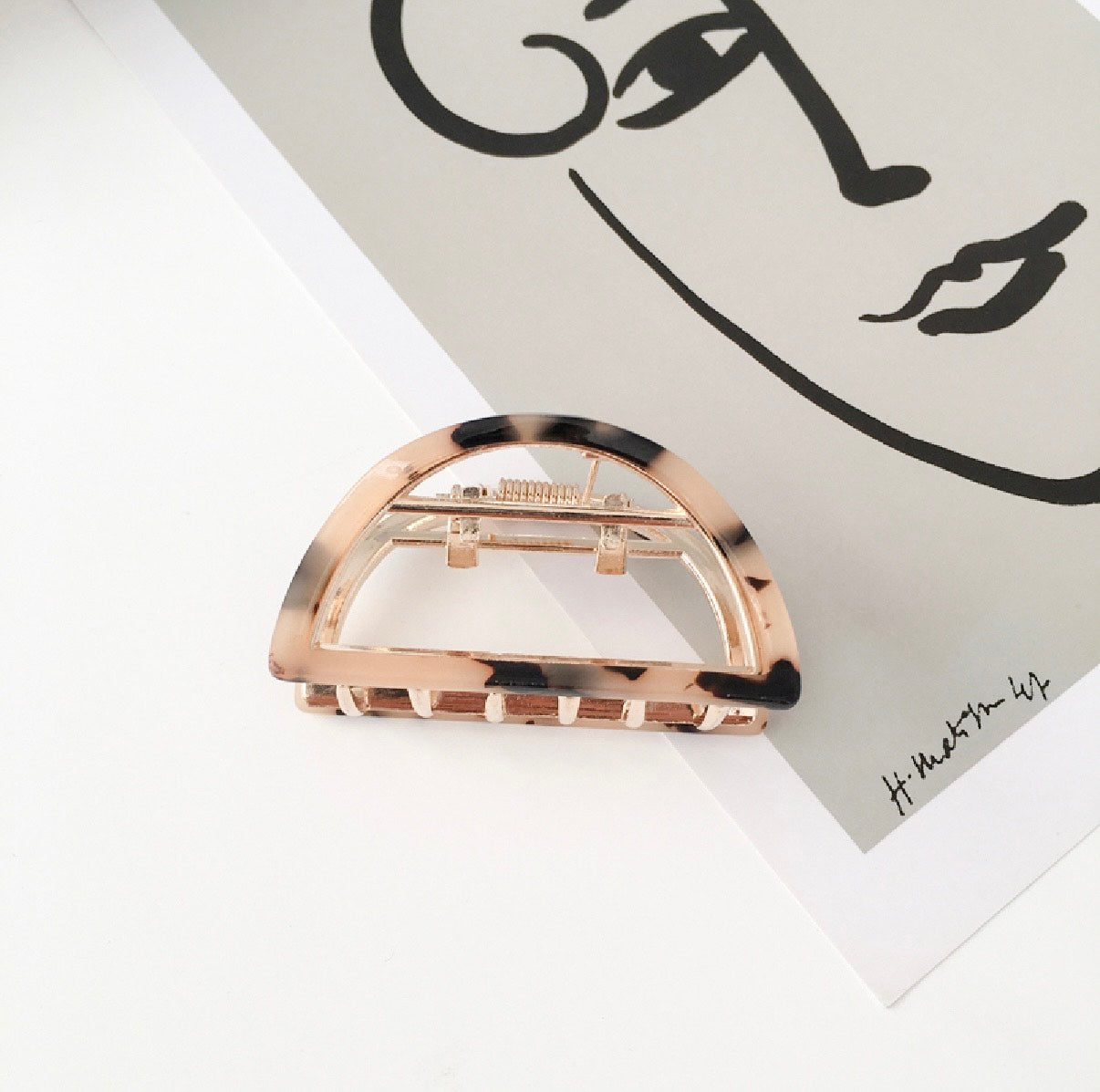 Halvcirkelformad hårklämma i metalliskt acetat