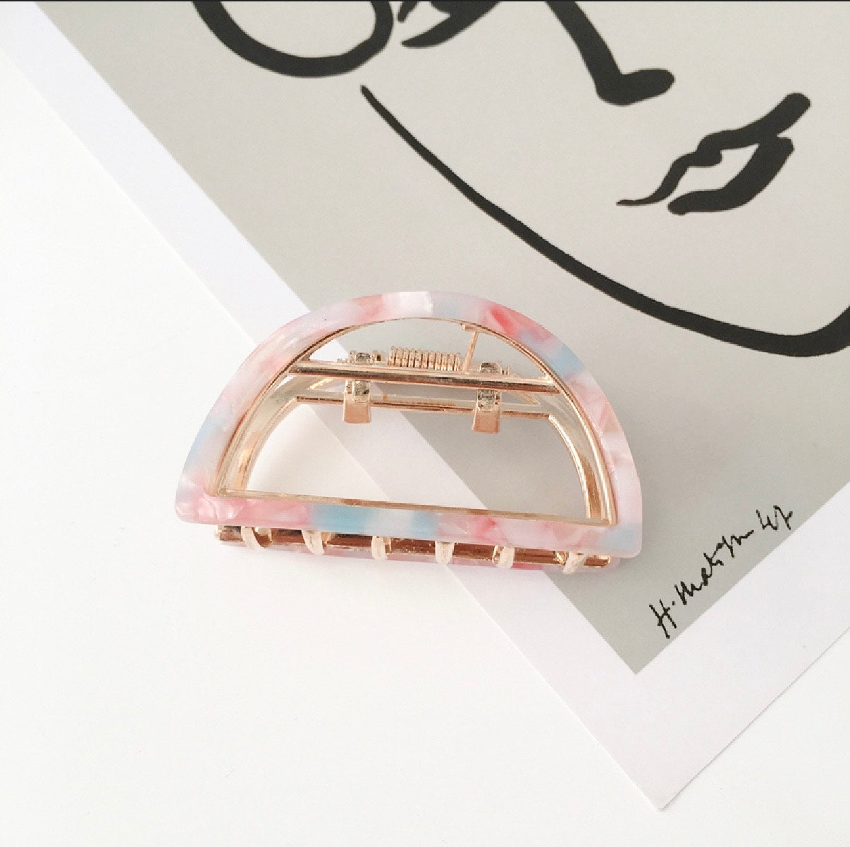 Halvcirkelformad hårklämma i metalliskt acetat