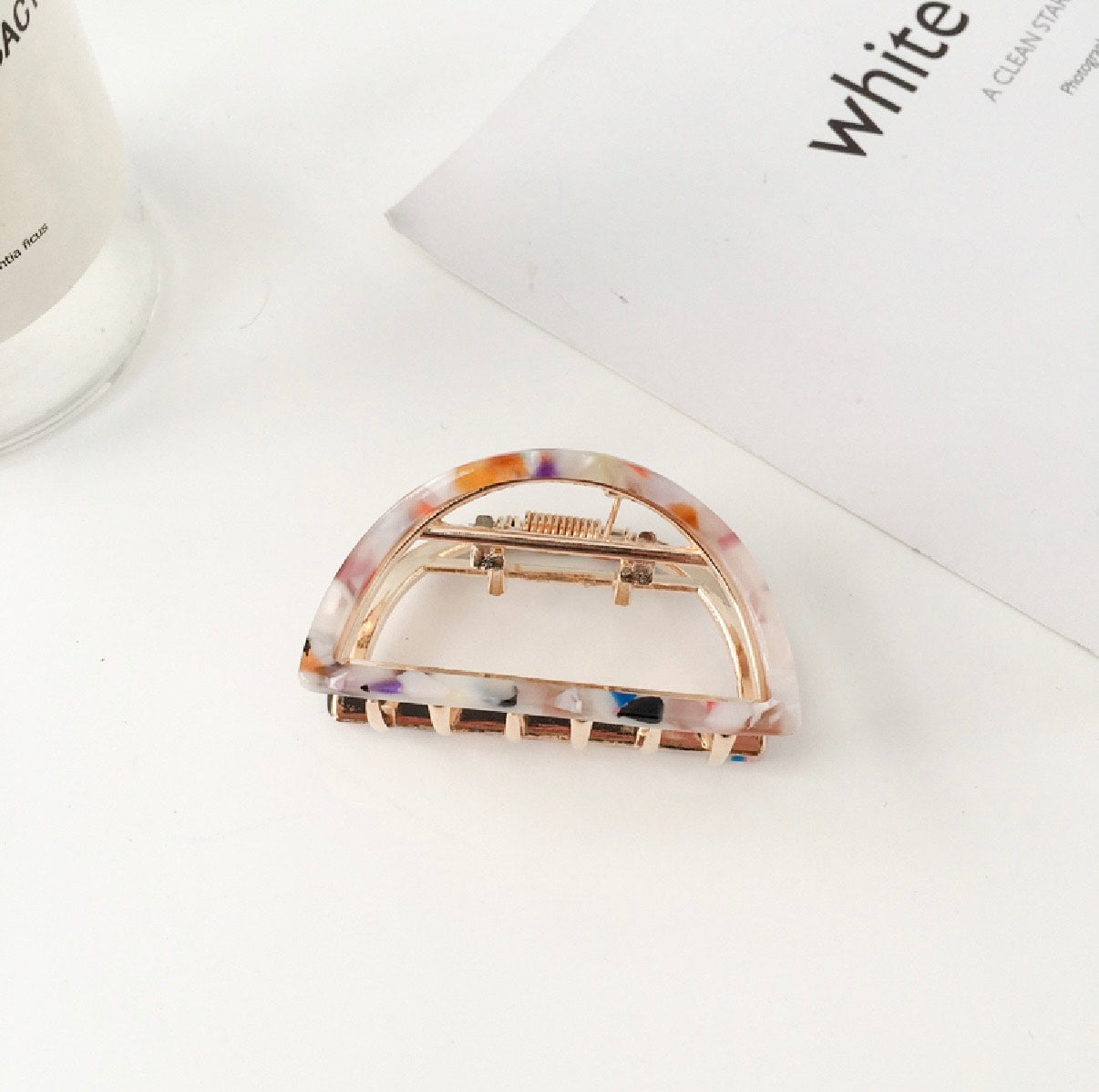 Halvcirkelformad hårklämma i metalliskt acetat